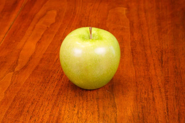 Granny Smith Apple on Wood Table — Stock Photo, Image