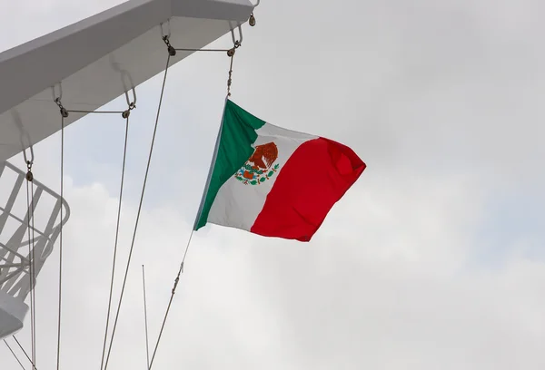Drapeau mexicain flottant sur un navire de croisière — Photo