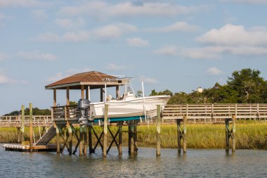 Kuru dok özel İskele üzerinde tekne