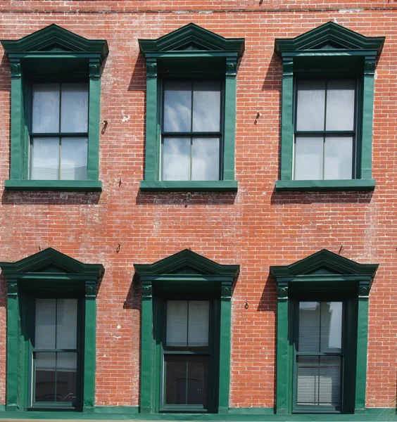 Ventanas verdes en el antiguo edificio de ladrillo — Foto de Stock