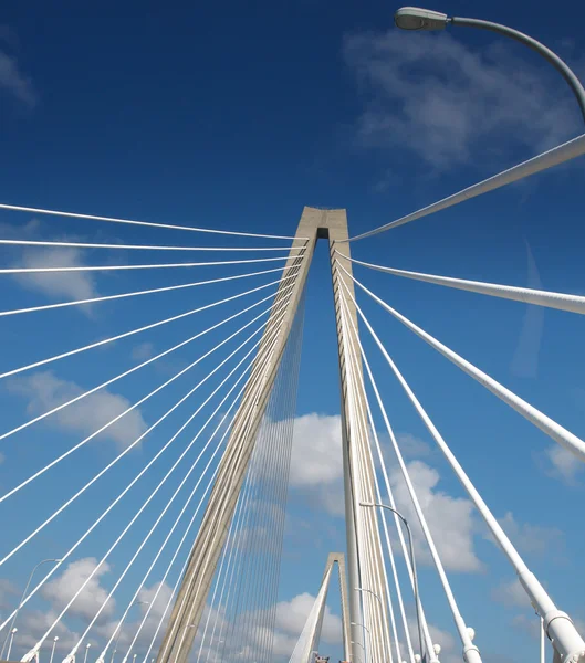 青い空に白い吊橋 — ストック写真