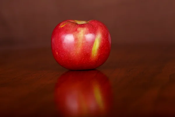 Única maçã na mesa de madeira — Fotografia de Stock