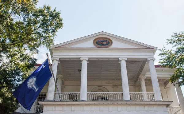 Κλασικό λευκό κτίριο με σημαία της Νότιας Καρολίνας — Φωτογραφία Αρχείου