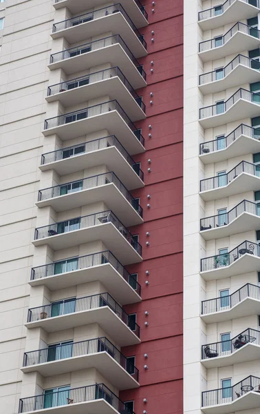 Daire balkon kırmızı duvar tarafından — Stok fotoğraf