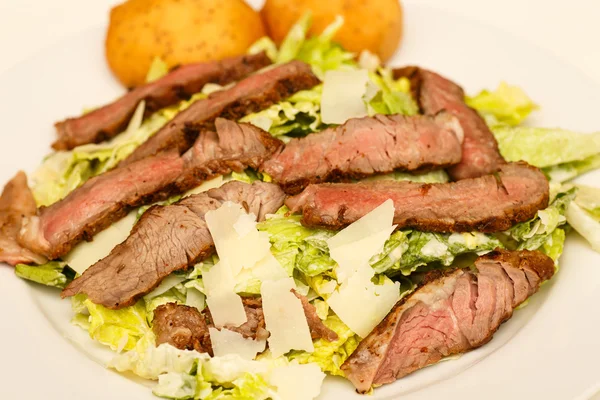 Sığır eti ile Sezar salatası — Stok fotoğraf