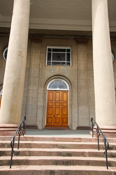 Stare drewniane drzwi między kolumnami — Zdjęcie stockowe