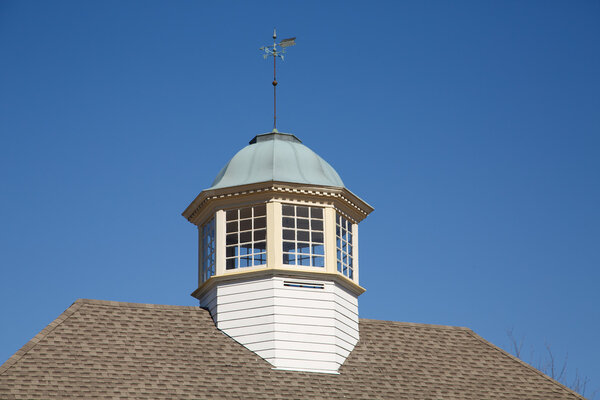 Купол с метеостанцией на голубом небе
