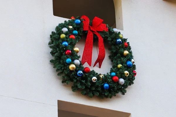 Christmas Wreath on White Stucco — Stock Photo, Image