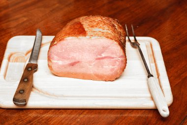 bıçak ve çatal ile kesme tahtası üzerinde ham