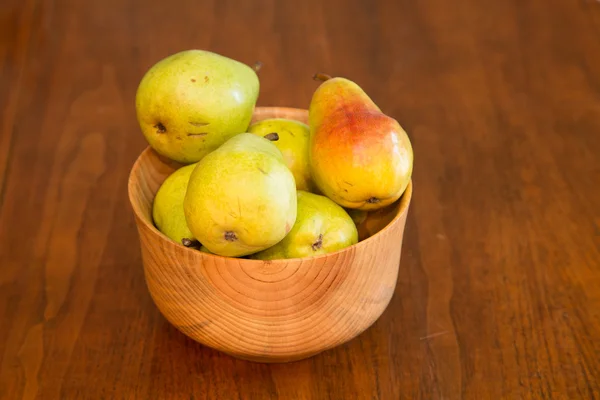 Cuenco de madera de peras frescas Bartlett — Foto de Stock