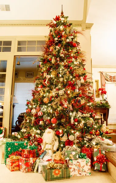 Árbol de Navidad decorado y regalos —  Fotos de Stock