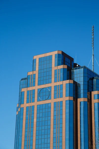 Modern kırmızı taş ve mavi cam ofis binası — Stok fotoğraf