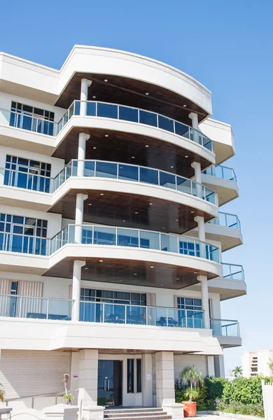 Tropical Condo Building with Balconies — Stock Photo, Image