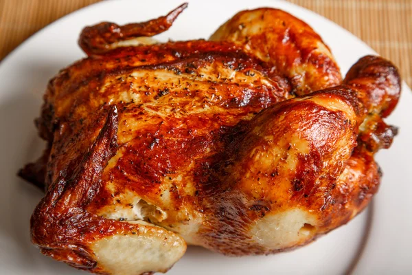 Whole Roast Chicken on White Plate — Stock Photo, Image