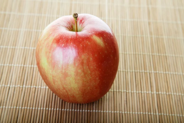 Manzana de gala en estera de bambú — Foto de Stock