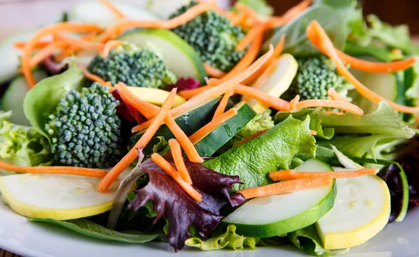 Légumes frais sur salade verte mélangée — Photo