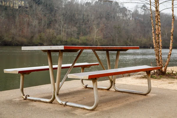 Metalen picknicktafel in riverside park — Stockfoto