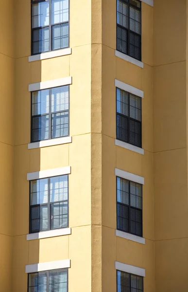 Esquina de estuco amarillo — Foto de Stock