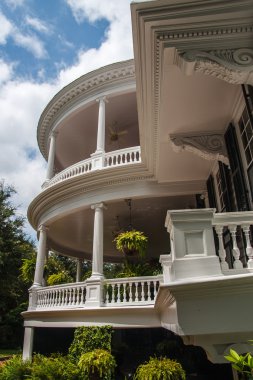 ev iki katlı yuvarlak veranda ile