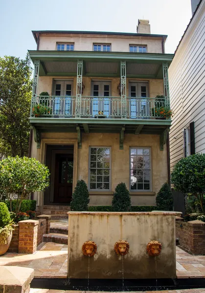 Maison de plâtre à deux étages derrière la fontaine de lion — Photo