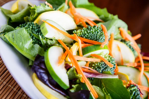 Verse kleurrijke salade op hoek — Stockfoto