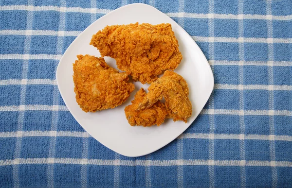 Cuatro piezas de pollo frito —  Fotos de Stock