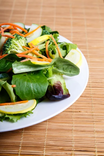 Salade de légumes frais demi sur napperon en bambou — Photo