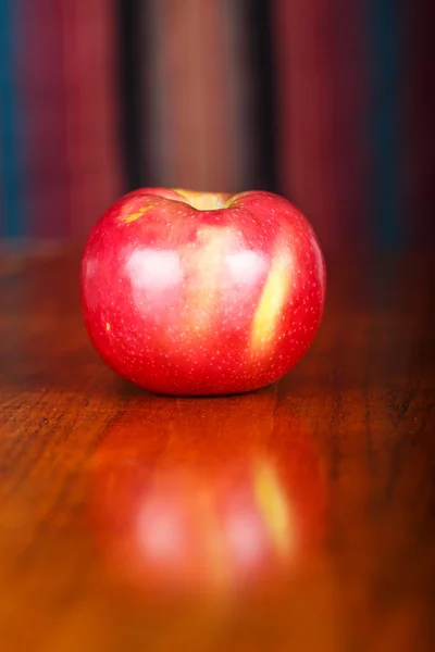 Red and Green Apple on Wood Table — Stock Photo, Image