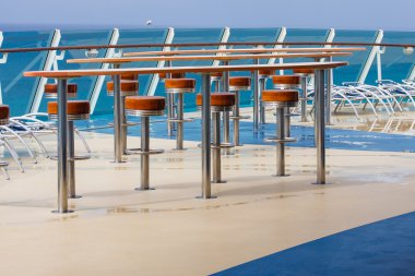 krom ve ahşap tabureler üzerinde cruise gemi