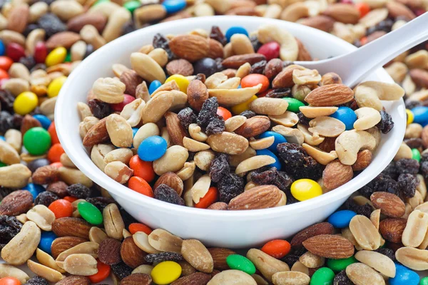 Trail mix i vit skål — Stockfoto