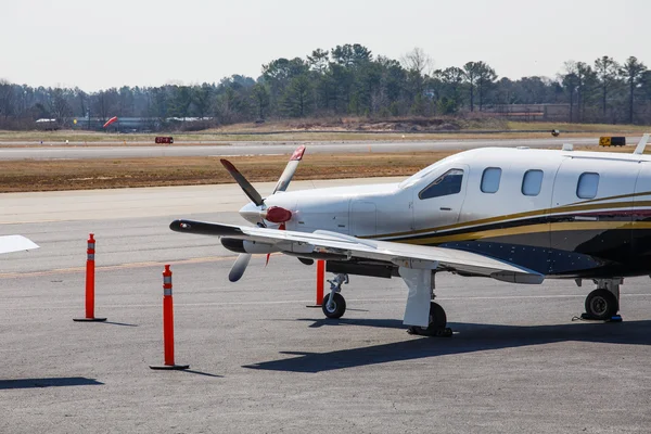 Kahverengi ve gümüş pistte uçak pervane — Stok fotoğraf