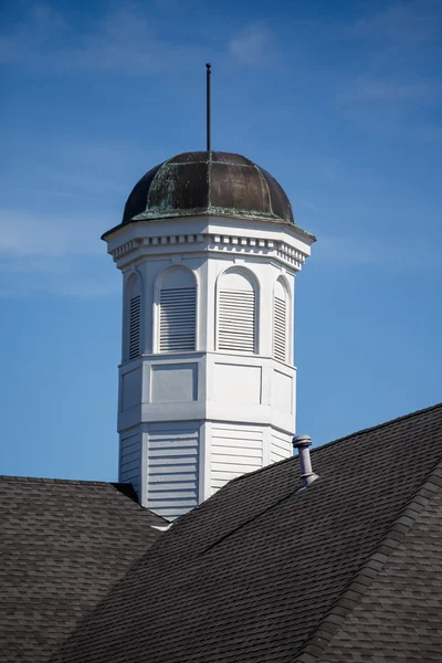 Vecchia cupola appannata sul tetto sotto i cieli blu — Foto Stock