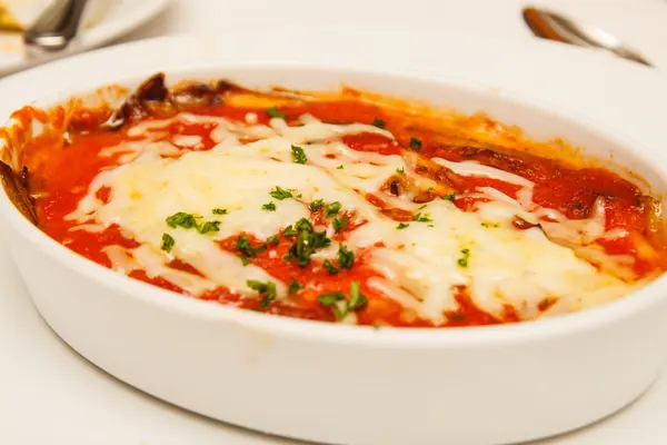 Entrée av ugnsbakad lasagne — Stockfoto