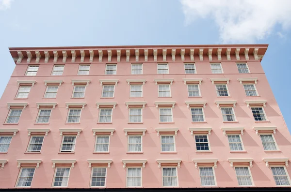 许多 windows 在粉红色的灰泥酒店 — 图库照片