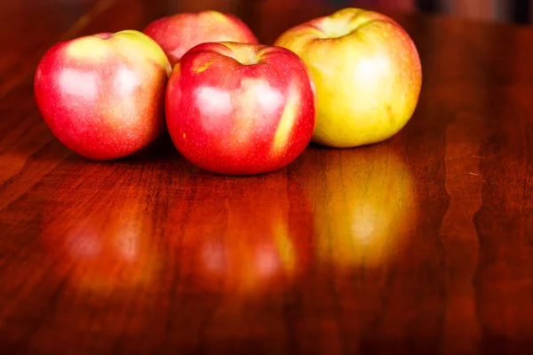 Red Apples on a Shiny Wood Table — Stock Photo, Image
