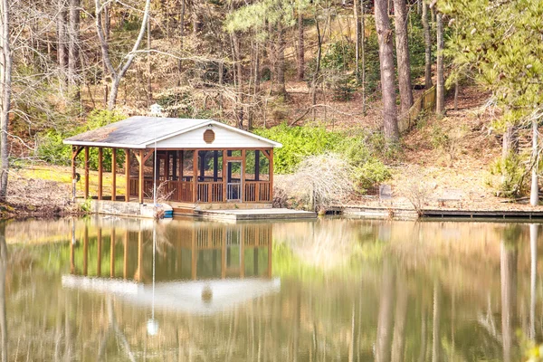 Boathouse na spokojne jezioro — Zdjęcie stockowe