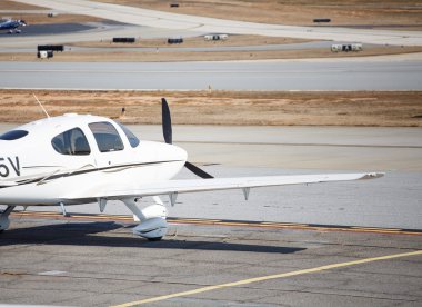 Beyaz ve kahverengi prop uçak önü