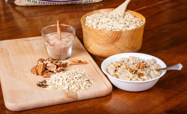 Oatmeal with Pecans and Cinnamon — Stock Photo, Image