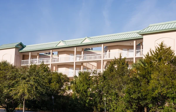 Pink Coastal Condos Beyond Trees — Stock Photo, Image