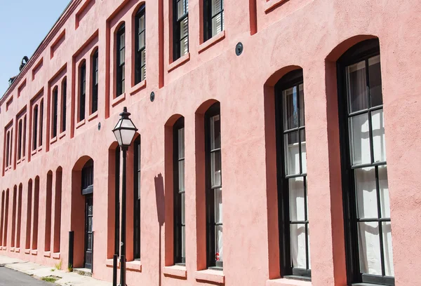 Edificio de yeso rojo con muchas ventanas —  Fotos de Stock