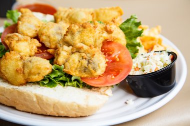 istiridye po-boy patates kızartması ile