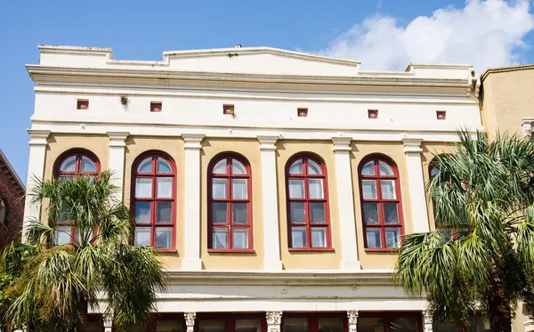 Ventanas arqueadas rojas en el edificio tropical de estuco —  Fotos de Stock