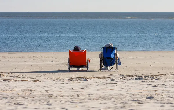 Chaises orange et bleu sur la plage — Photo