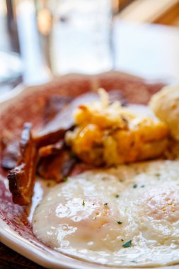 Domuz pastırmalı yumurta ve patates.