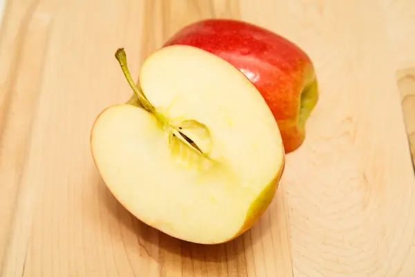 Roter Apfel in der Hälfte horizontal — Stockfoto