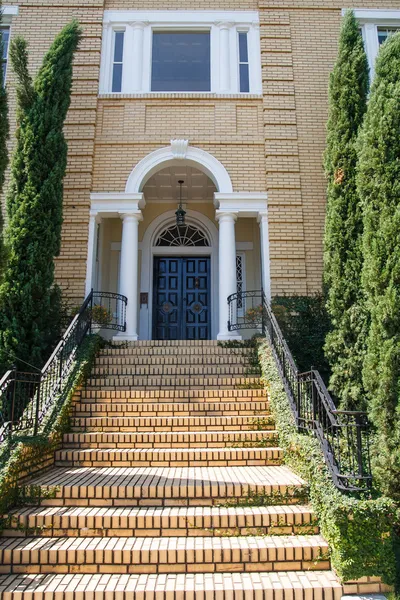 Pasos de ladrillo amarillo y la casa — Foto de Stock