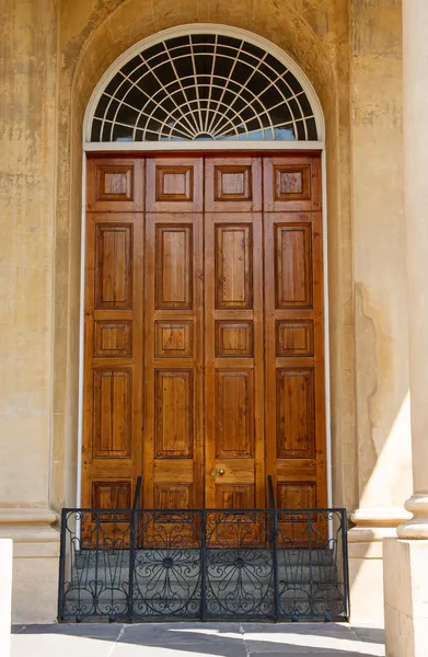 Old Carved Wood Door in Stucco Building — Stock Photo, Image