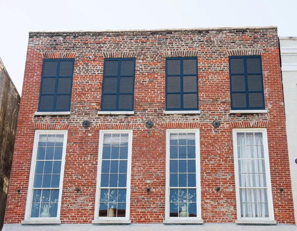 Ventanas blancas y negras en la vieja pared de ladrillo — Foto de Stock