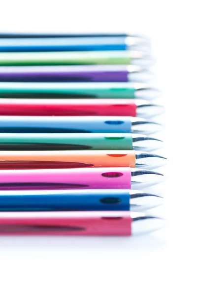 Molte penne colorate sul bianco — Foto Stock
