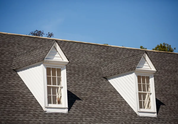 Iki dormers gri shingle çatı üzerinde beyaz — Stok fotoğraf